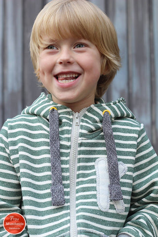 French Terry "Elegant Stripes" kombiniert mit dem Rippbündchen, Hoodieband "Two Colored", Ösen & Reißverschluss genäht wurde eine Jacke "Sweatjacke Kinder" von Fadenkäfer - Nähen - Kinder - Jungs - Applizieren - Papierschnittmuster - Glückpunkt.