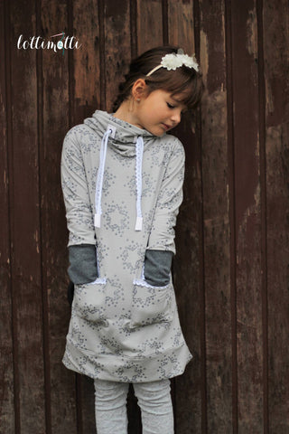 Sweat/French Terry "Glam Rock" kombiniert mit Strickbündchen "Luna", Kordeln "Hanni", Klöppelspitze "Eva" und SnapPap genäht wurde eine Kleid "NIKE Kids" von der Fadenkäfer - Kinder/Mädchen - Nähen für Herbst/Winter - Papierschnittmuster, eBook & Stoff - Glückpunkt.