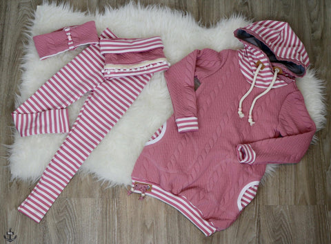 Ringel-Jersey "White Stripes" kombiniert mit dem Jacquard-Jersey "Rope Lines" und Jersey "Daydream", sowie Perlen, Klöppelspitze "Big Flowers", Bommelborte "Pompom" und Kordel genäht wurde ein Hoodie/-Kleid "Feli", sowie Kopftuch, Stirnband und Leggings von RosaRosa - Nähen - eBook & Stoff - Glückpunkt.