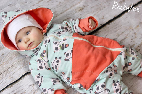 Freitag ist Freutag - SALE - Stoffangebot - Stoffe günstig - Meterware - Jersey - "Panda" - Nicki "Mariechen" - Nähen für Babys - Herbst/Winter - Jumper Overall - "Jolly Jumper" - Lybestes - Stoff - Glückpunkt. - eBook "Jolly Jumper" von Lybstes. - "Jolly Jumper" Jumpsuit | Gr. 50 - 122 "Jolly Jumper" ist ein Einteiler für Jungs und Mädchen, der als Draußenanzug genauso wie als Schlafanzug oder auch Strampler genäht werden kann. Aus Jersey und Sweat ist es ein toller Kuschelanzug. Aus Softshell oder Walk super für draußen. Und mit den Teilungen lassen sich Stoffe cool kombinieren! Beim  Schnittmuster ist die Nahtzugabe wie immer enthalten.  Das E-Book enthält reich bebilderte Nähanleitungen, die auch für Anfänger geeignet sind: Basicversion (mit Reißverschluss, Kinnschutz, Zwickel, Kapuze mit Bündchen oder einfaches Halsbündchen) Knopfleisten (Knopfleiste mit gefütterter Kapuze, Knopfleiste ohne Kapuze, Knopfleiste mit Beleg) Weitere Anleitungen (Vorderteil geteilt, kurzer Reißverschluss, Strampler ohne Ärmel)   Dem Zip-Ordner liegt eine A0-Datei bei, die im Copyshop oder online ausgedruckt werden kann. So entfällt das Kleben! Wenn ihr den Schnitt gerne in eurem Shop oder auf Märkten verkaufen möchtet, könnt ihr das E-Book auch inkl. der Verkaufslizenz erwerben (hier unter Varianten schauen).