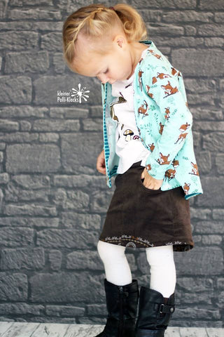 Jersey "Cute Deer" kombiniert mit Feincord "Light Cord" genäht wurde das eBook "Cardigan Kids", sowie das eBook "Jeansrock" von  Kleiner Polli-Klecks kombiniert mit der Plotterdatei/Applikationsvorlage "Truppelup das Reh - Herbst" von Daddy2Design - Nähen für Kinder/Mädchen - Jeans - Rock - Shirt - Glückpunkt.