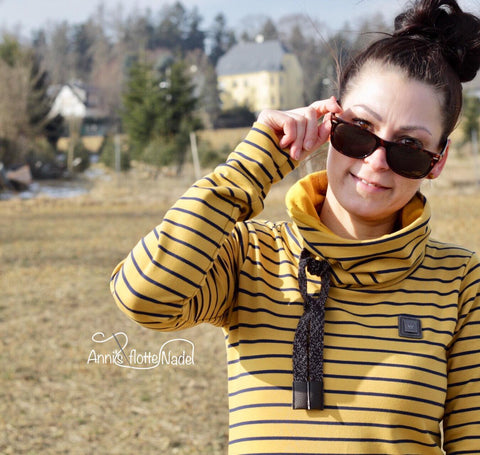 French Terry "Mustard Stripes" kombiniert mit der Kordel/Hoodieband "Two Colored", sowie der Leder-Applikation "Krone" - Nähen für Damen/Frauen - Hoodie - Hoodiekleid - Pulli - Pullikleid - Herbst/Winter - Stoff/Meterware - Glückpunkt