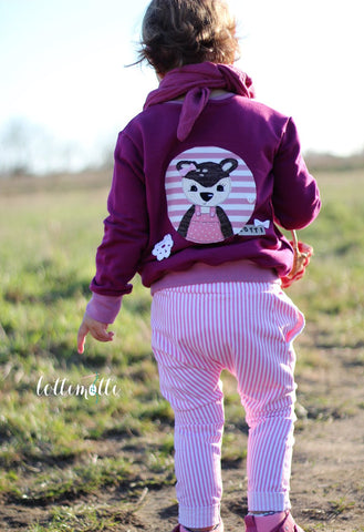 Jeans "Small Stripes", Sweat "Jona", Musselin/Double Gauze "uni", Strickbündchen "Luna", sowie Kordel "Hanni" und Perlen, sowie Klöppelspitze "Eva" genäht wurde das eBook - Denim Luck*ees von Nipnaps und die Sweatjacke von Fadenkäfer, sowie Applikation "Lotti Reh" von Stuff-Deluxe - Kinder - Applizieren/Nähen - Appli - Applikationsvorlage - Hose - Sweat-Jacke - Collagejacke - Strickjacke - Schnitt und Stoff - Glückpunkt.