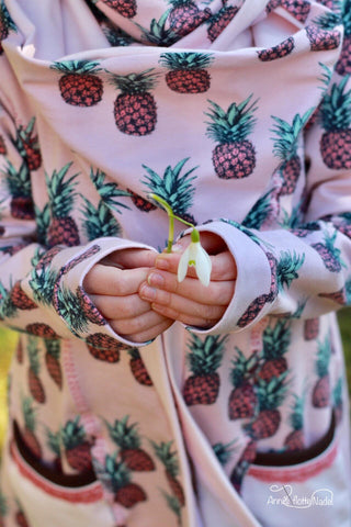 Jersey - "Funky Pineapple" - Ananas, sowie Klöppelspitze "Laruna" genäht wurde eBook - "Umarmung" - Cardigan - From Heart to Needle - Nähen für Kinder/Mädchen - Strickjacke - Jacke - Stoff & Schnitt - Glückpunkt.