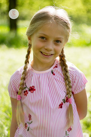 Baumwolle - Stickerei - "Lovely Flowers" - Blumen/Streifen kombiniert mit Satinband "Linea" und Perlen genäht wurde eine Bluse/Shirt "Fennja Kinder" von Fadenkäfer - Nähen für Mädchen - Sommerbluse - eBook - Stoff - Glückpunkt.