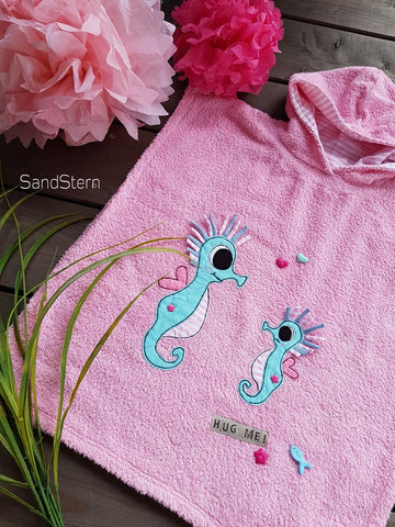 Frottee-/Doubleface - "Swim" - uni kombiniert mit der Applikationsvorlage - "Seepferdchen" & "Krebs & Seestern" - TiLu Design genäht wurde ein Badeponcho - Handtuch - Nähen/Applizieren für Kinder - Sommer - Meerestiere - Schwimmen - Appli - Schnitt & Stoff - Glückpunkt.