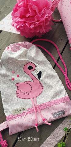 Baumwolle "Pretty Hearts", sowie Kordel "Nanni" & Klöppelspitze "XXL" kombiniert mit der Applikationsvorlage "Flamingo" - TiLu Design - Appli - genäht wurde ein Schulstarter-Set bestehend aus Schultüte & Turnbeutel - Schulanfänger - Einschulung - Schnitt & Stoff - Glückpunkt.
