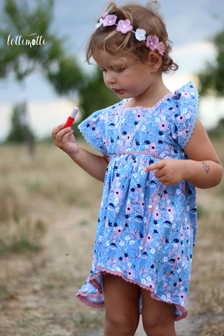 Jersey - "Flower Birds" - Blumen & Vögel kombiniert mit Klöppelspitze "Eva", sowie Klöppelspitze "Marie", Rüschengummi "Lavinia" und Perlen - genäht wurde das eBook - "Tunika Emily" - Miri`s Nähchaos - Nähen für Kinder/Mädchen - Sommer - Tüddelkram - Stoff & Schnitt - Glückpunkt