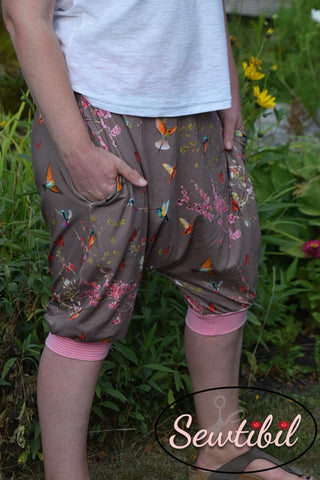 Jersey "Asian Flowers" kombiniert mit Strickbündchen "Luna Stripes" genäht wurde eBook - "2ReLegs for Ladys" - Hose - Caro's Nähseum - Nähen Damen/Frauen - kurze Hose - Jogginghose - Yogahose - Haremshose - Sommer - Stoff & Schnitt - Glückpunkt