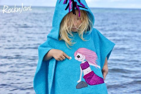 Frottee "Uni" - türkis - Jersey "Crinkle Star" genäht wurde ein Badeponcho/Badehandtuch/Bade-Handtuch mit der Applikationsvorlage - "Meerjungfrau" - Kinder - TiLu Design - Nähen/Applizieren für Mädchen - Sommer/Meer - Appli - Stoff & Schnitt/eBook - Glückpunkt.