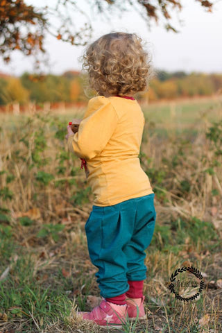 Jeans-Jersey "Denim", Jersey "Daydream", Sweat "Little Florine" genäht wurde das eBook - "Linus" - Hose - Mini & Me Patterns, sowie das "Basic Kids" - Rüschen/Falten - Appli - Herz - Nähen für Kinder/Mädchen - Herbst/Winter - Schnitt & Stoff - Glückpunkt