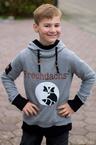 Sweat "Flöckchen kombiniert mit Grobstrick-Bündchen - "Knit", sowie flache Kordel/Hoodieband - "Pure Nature", Kordel-Stopper - "Leather", Leder-Applikation - "2018" - Leder/Metall genäht wurde Nanuk KIDS/Teens - Hoodie/Cardigan/Sweatjacke - meine Herzeswelt kombiniert mit der Plotterdatei "Rabauke" von GroWi Design/Growidesign - Ein klares Statement für kleine und große Rabauke oder eher ein Frechdachs …. oder Wildfang? - Nähen für Kinder/Jungen - Pulli - Pullover - Herbst/Winter - Stoff & Schnitt - Glückpunkt.