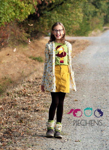 Jersey "Mustard Flowers", sowie Jersey "Basic Love" und Feincord "Light Cord" genäht wurde das eBook "Cardigan Kids", sowie "Jeansrock" von Kleiner Polli-Klecks - Nähen für Kinder/Mädchen - Jacke - Strickjacke - Rock/Cordrock - Applikation "Herbstpüppi" Stuff-Deluxe - Applizieren/Appli - Glückpunkt.