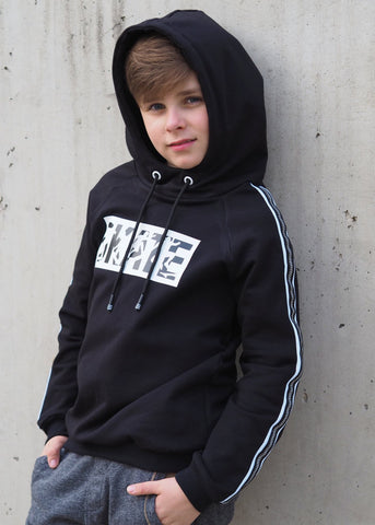 Cozy - Stretch-Sweat - "Jona", Bündchen/Strickbündchen - "Luna", Kordeln/Hoodieband - "Black & White", Band - "Fake Zipper" - Reißverschluss genäht wurde das eBook - Hoodie "Alex" - Drei eMs - Pulli/Pullover/Hoody - Plotterdatei "Skating" Daddy2Design - Plotten/Nähen für Kinder/Jungen - Cool Boys - Stoff & Schnitt/Schnittmuster - Plott/Plotter/Plottdatei - Glückpunkt.