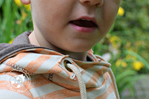 Sweat/French Terry "Elegant Summer Stripes" - Streifen kombiniert mit Jersey "Daydream", Wäschespitze "Nele", Ösen messing und Baumwoll-Kordel "Hanni" genäht wurde das  eBook - "# 40 deine Helma Kids" - Kleid/Shirt - Sommerkleid - Strandkleid - Meine Herzenswelt - kombiniert mit dem Plott "Summerfeeling" von Kreativwerk² - Life is better at the Beach - Nähen & Plotten - Kinder/Mädchen - Glückpunkt.