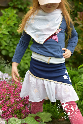 Baumwolle - Stickerei - "White Lovely Stars" - Sterne, Stretch-Jeans "Summer Jeans" kombiniert mit Bommelborte "Pompom Glitter" genäht wurde "Blossom Skirt" - Herzensbunt Design - Rock/Tuch nähen - Nähen für Kinder/Mädchen - Schnell & einfach - Stoff & Schnitt/Schnittmuster - Glückpunkt.