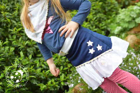 Baumwolle - Stickerei - "White Lovely Stars" - Sterne, Stretch-Jeans "Summer Jeans" kombiniert mit Bommelborte "Pompom Glitter" genäht wurde "Blossom Skirt" - Herzensbunt Design - Rock/Tuch nähen - Nähen für Kinder/Mädchen - Schnell & einfach - Stoff & Schnitt/Schnittmuster - Glückpunkt.