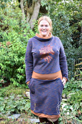 Jersey-Stepper "Little Melange Star", Winter-Sweat "Jogging" genäht wurde eine "Adele Curvy" von Fadenfactory - Pulli - Hoodiekleid/Pullikleid - Hoodie - eBook - Stoff - Plott/Plotterdatei "Boho Unicorn" Needle Love - Plotten/Nähen für Damen/Frauen - Mollige - Schnittmuster - Stoff & Schnitt - Glückpunkt.