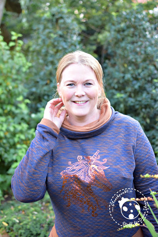 Jersey-Stepper "Little Melange Star", Winter-Sweat "Jogging" genäht wurde eine "Adele Curvy" von Fadenfactory - Pulli - Hoodiekleid/Pullikleid - Hoodie - eBook - Stoff - Plott/Plotterdatei "Boho Unicorn" Needle Love - Plotten/Nähen für Damen/Frauen - Mollige - Schnittmuster - Stoff & Schnitt - Glückpunkt.