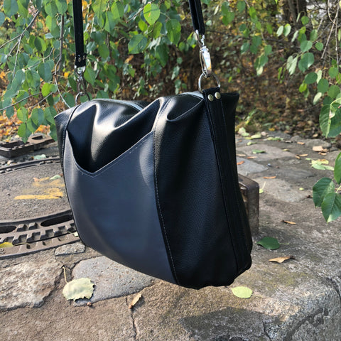 eBook "Tasche Joann" von JaSEWmade - Handmade by Scaryle. Das Schnittmuster zur Tasche Joann ist für fortgeschrittene Anfänger, die schon einmal einen Reißverschluss eingenäht haben, geeignet. Die Tasche verfügt über zwei aufgesetzte Außensteckfächer sowie wahlweise ein Steckfach für Handy etc. Sie ist ein wahres Raumwunder, ohne klobig zu wirken. Schnittmuster - Nähen Taschen & Täschchen - Handtasche - Glückpunkt.