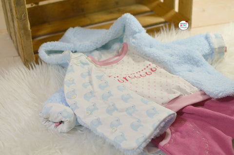 eBook - "Babylove" - Jacke - Miou Miou Schnittmuster kombiniert mit der Hose "Milian" genäht aus dem Jersey "Baby Love - Elefanten" kombiniert mit den Teddy-Plüsch "Sweat Bear" - E-Book für die zuckersüße Jacke "Babylove", die Du aus soooo vielen Materialien zaubern kannst...  Für Babys und Kleinkinder sollte man z.B. weiche und dehnbare Stoffe verwenden wie: Sweatshirt- und Jerseystoffe, Fleece- und Strickstoffe sind perfekt,aber auch Jacquard, Walkstoff oder Kochwolle. Für ältere Kinder, die schon laufen können, sind auch Softshell und beschichtete Waren eine perfekte Wahl... Näh`Dein Kind glücklich... mit dieser Kuscheljacke wird es Dir gelingen!  Heißer Tipp... Verlängere die Jacke und mach` ein Mäntelchen oder einen Parka daraus! - eBook & Stoff - Glückpunkt.