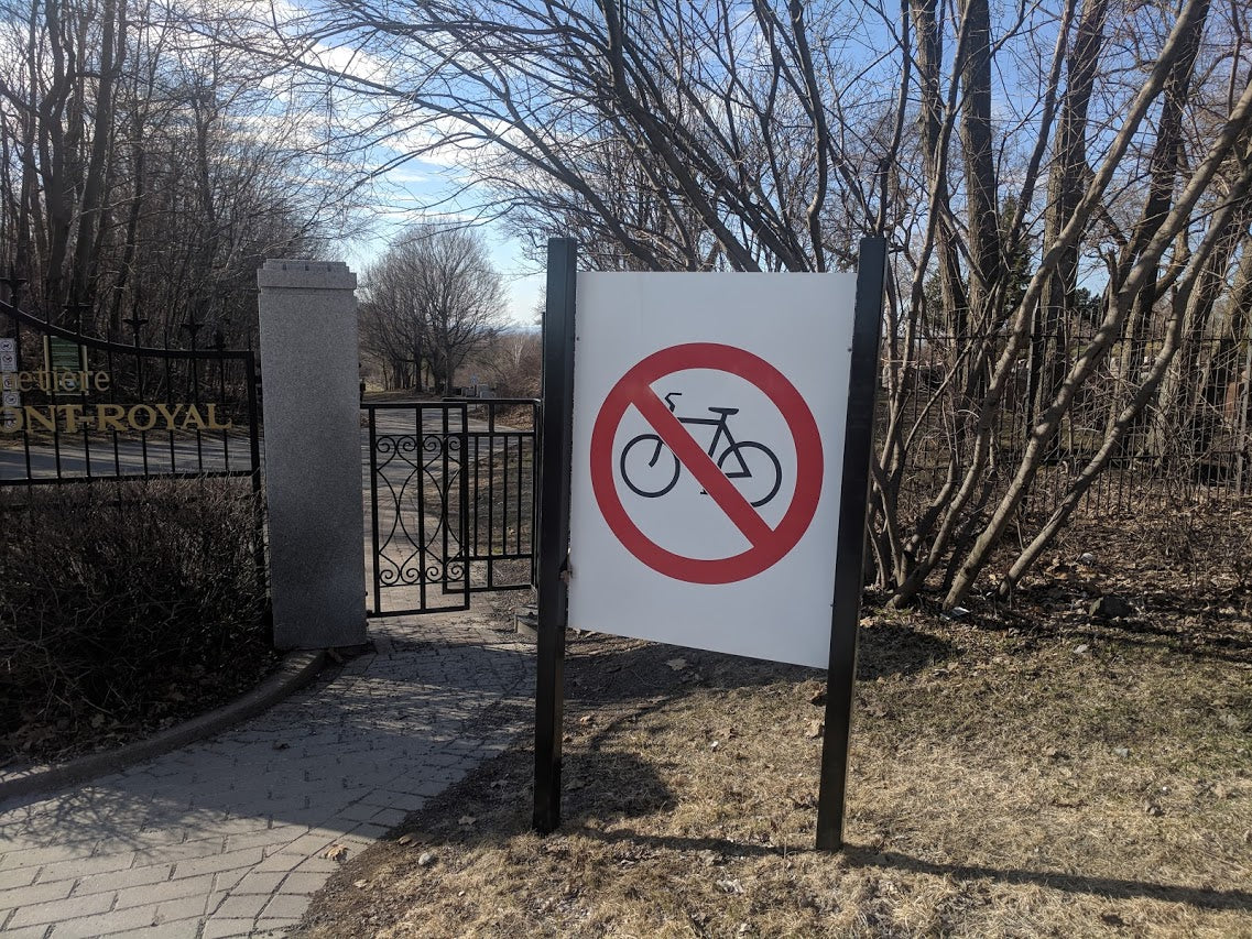 Depuis le 1er août 2018, les cyclistes n'ont plus accès aux chemins paisibles du cimetière du Mont Royal. 