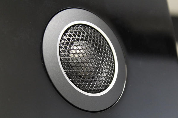 Ultra-clear Carbon Dome™ tweeter