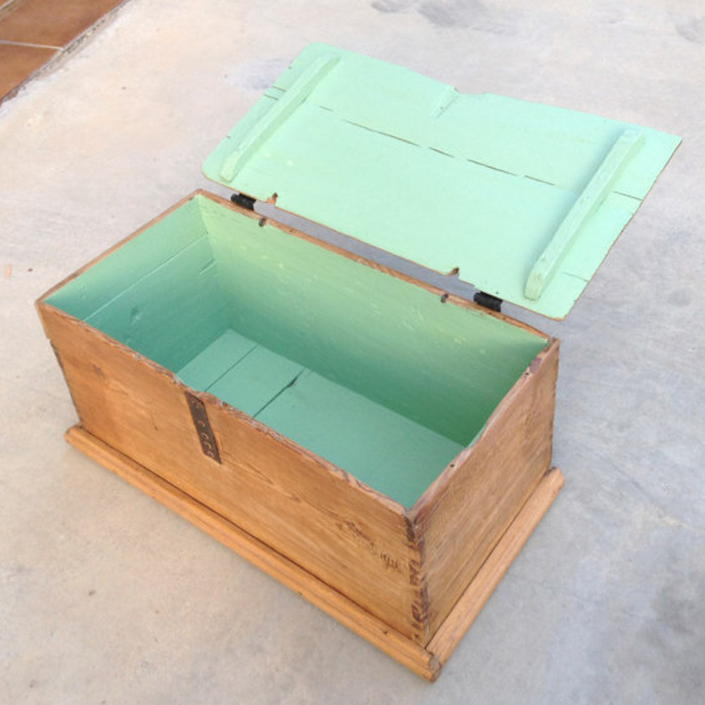 box with butterfly hinges