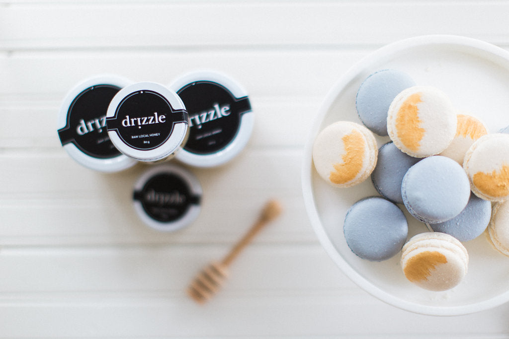 drizzle_honey_macarons_on_table_with_honey_dipper