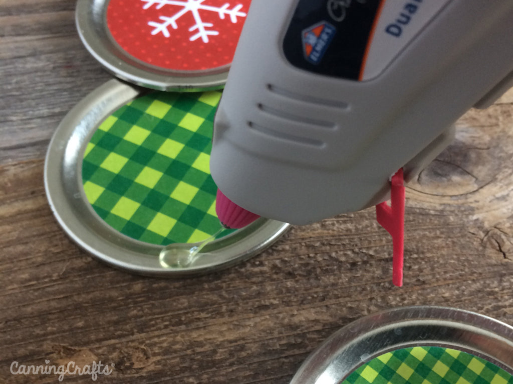 Christmas Mason Jar Lid Wreath Tutorial with Free Printables | CanningCrafts.com