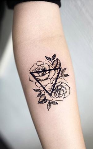 Geometric Roses Forearm Tattoo Ideas for Women - Small Triangle Flower Arm Tat - rosas negras contorno del tatuaje del antebrazo - www.MyBodiArt.com #tattoos