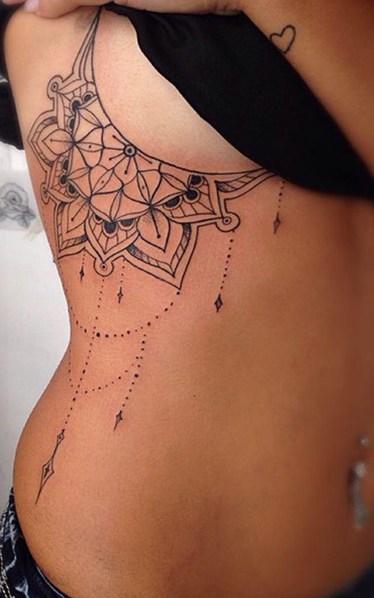 Easy Lace Mandala Rib Cage Tattoo Ideas - Black Chandelier Side Boob ideas de tatuajes para mujeres - www.MyBodiArt.com