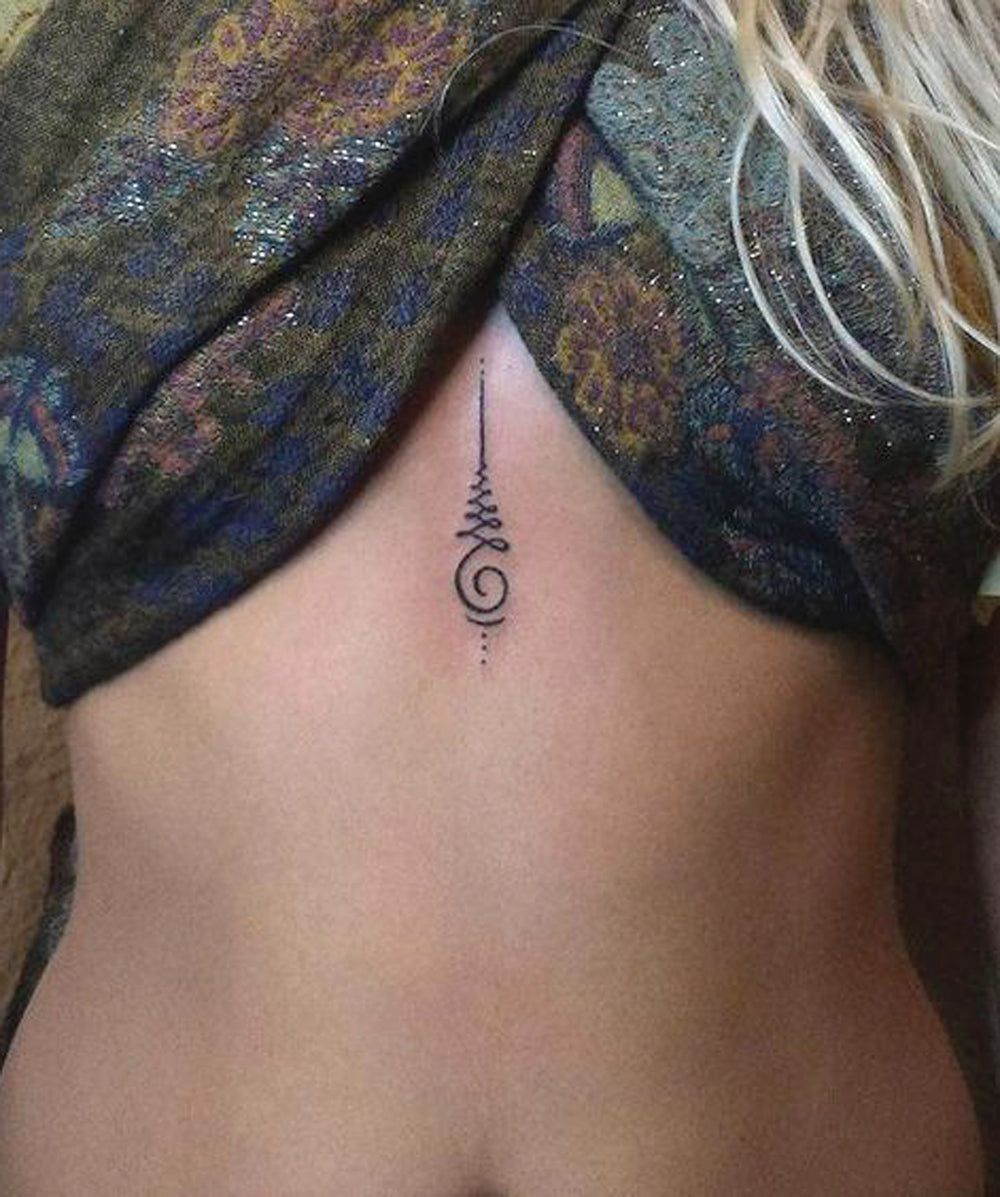 Small Unalome Underboob Tattoo Ideas for Women - Tiny Black & White Lotus Tatt -  ideas pequeñas del tatuaje del cofre del loto para las mujeres - www.MyBodiArt.com