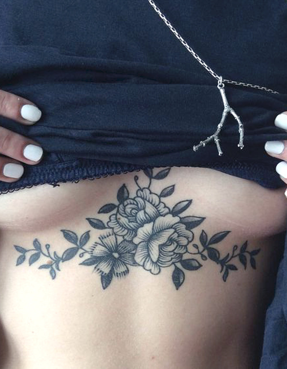 Nature Rose Sternum Tattoo Ideas for Women - Black and White Leaf Tree Chest Tatt -  ideas de tatuaje de pecho de rosa de flor blanco y negro - www.MyBodiArt.com 