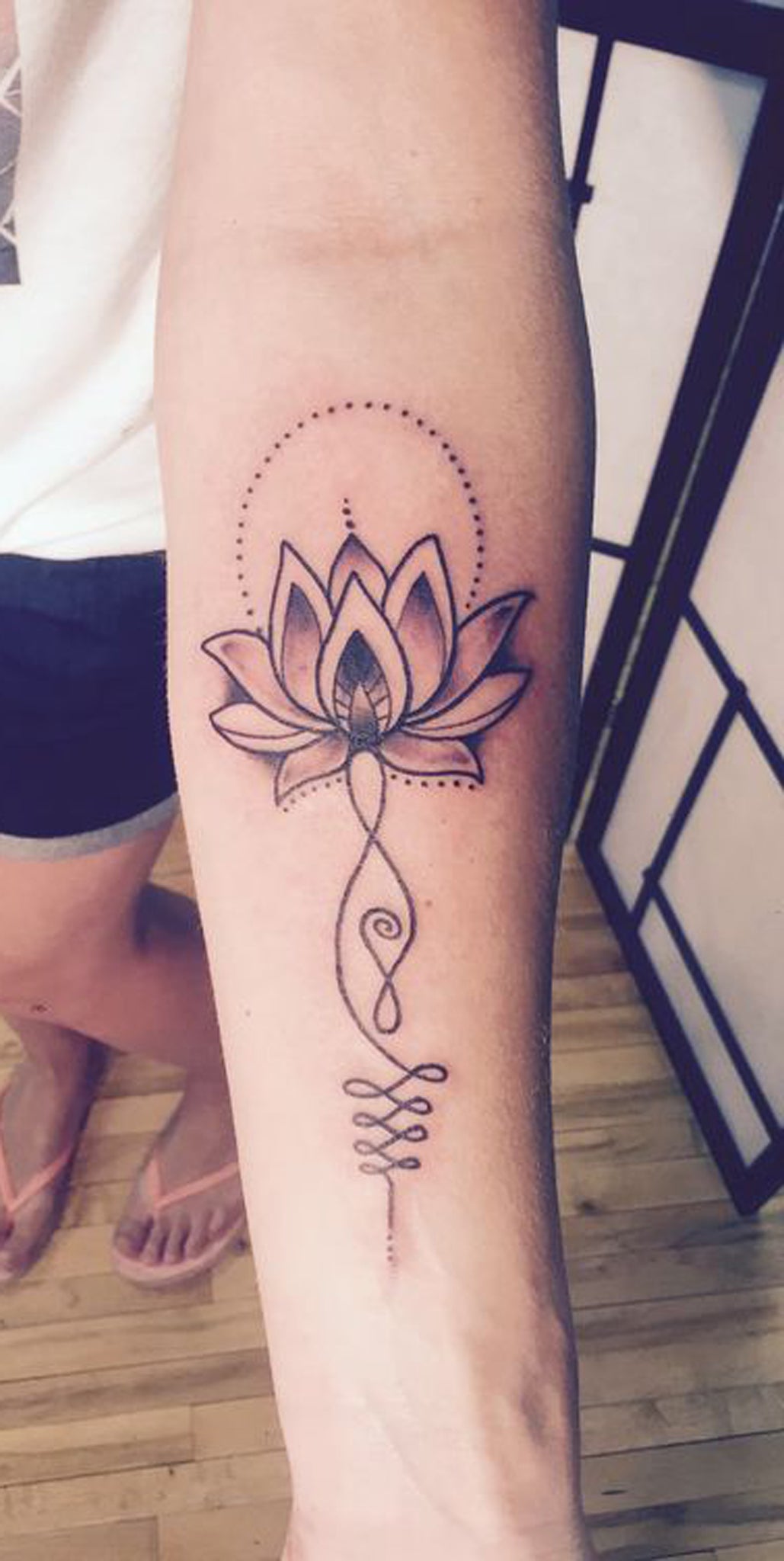 Lotus Inner Forearm Tattoo Ideas for Women - Geometric Mandala Arm Tat -  ideas geométricas del tatuaje del antebrazo del loto para las mujeres -  www.MyBodiArt.com