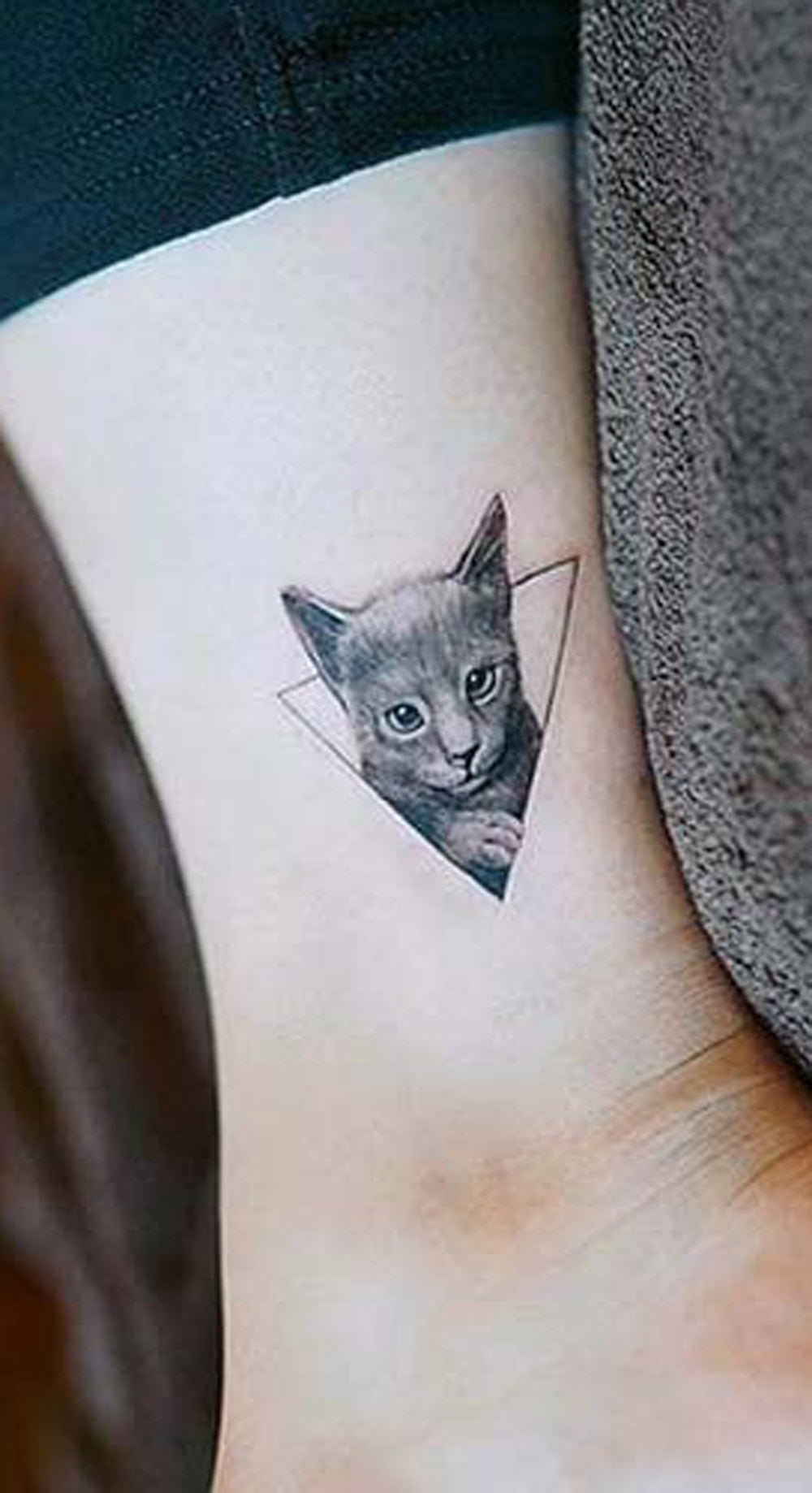 Geometric Realistic Cat Portrait Ankle Leg Tattoo Ideas for Women -  ideas de tatuaje de tobillo de gato pequeño - www.MyBodiArt.com