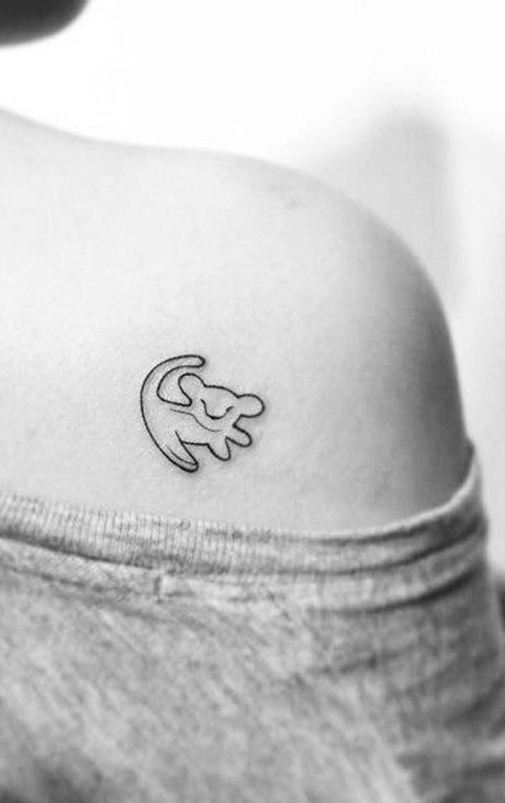 Minimalistic Small Simba Lion King Shoulder Arm Tattoo Ideas for Women -  ideas pequeñas del tatuaje del hombro del león para las mujeres - www.MyBodiArt.com