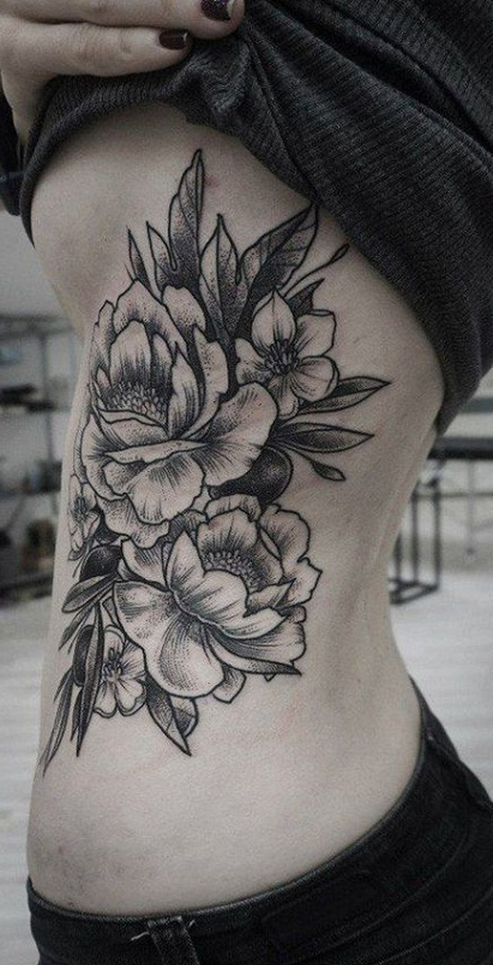 Wild Rose Rib Tattoo Ideas for Women - Floral Flower Side Tatt -  Ideas salvajes del tatuaje de Rose Rose para las mujeres - www.MyBodiArt.com