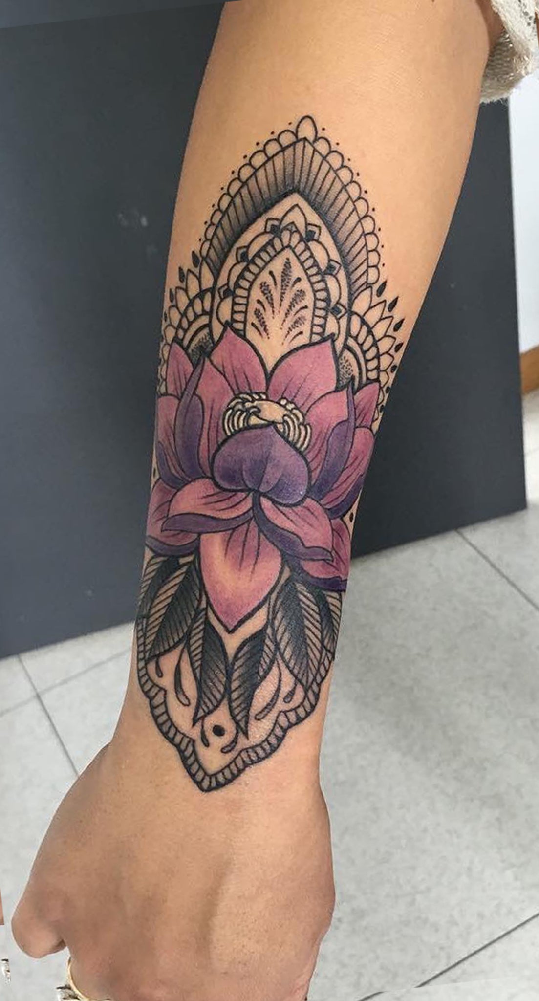 Geometric Tribal Flower Forearm Tattoo Ideas for Women - Bohemian Lotus Arm Sleeve Tat -  ideas del tatuaje del antebrazo de la flor del lirio para las mujeres - www.MyBodiArt.com 
