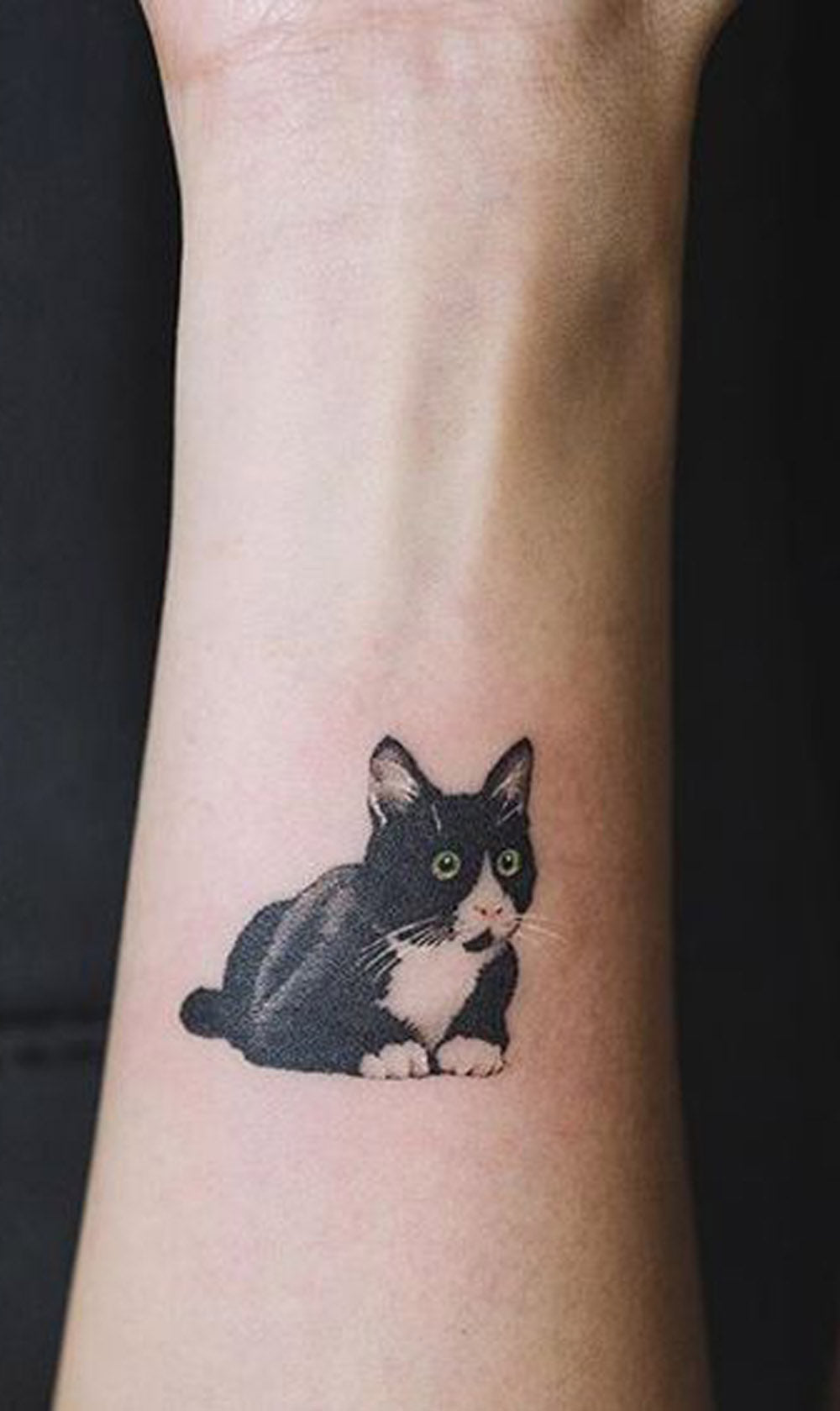 Black and White Cat Wrist Tattoo Ideas for Women -   Ideas de tatuaje de muñeca de gato blanco y negro para mujeres - www.MyBodiArt.com