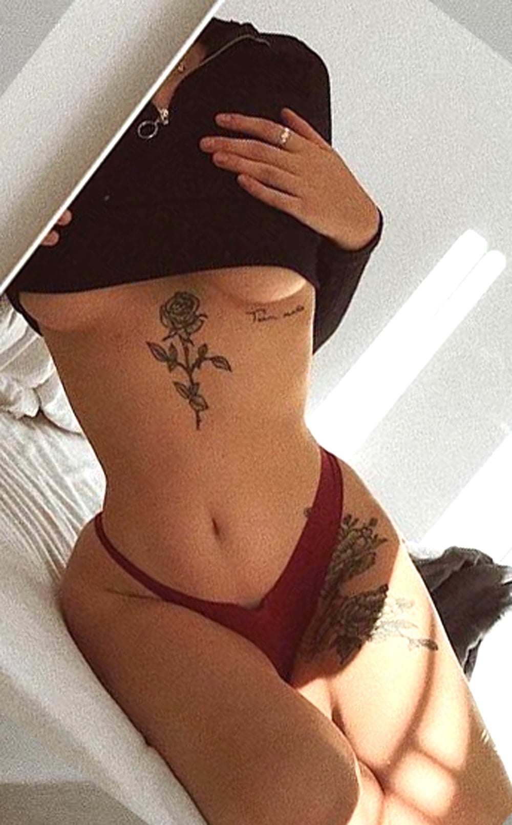 Women's Pretty Single Rose Sternum Tattoo Ideas - Simple Black Floral Flower Underboob Tatt -  ideas bastante simples del tatuaje del arcón de rosas para las mujeres - MyBodiArt.com
