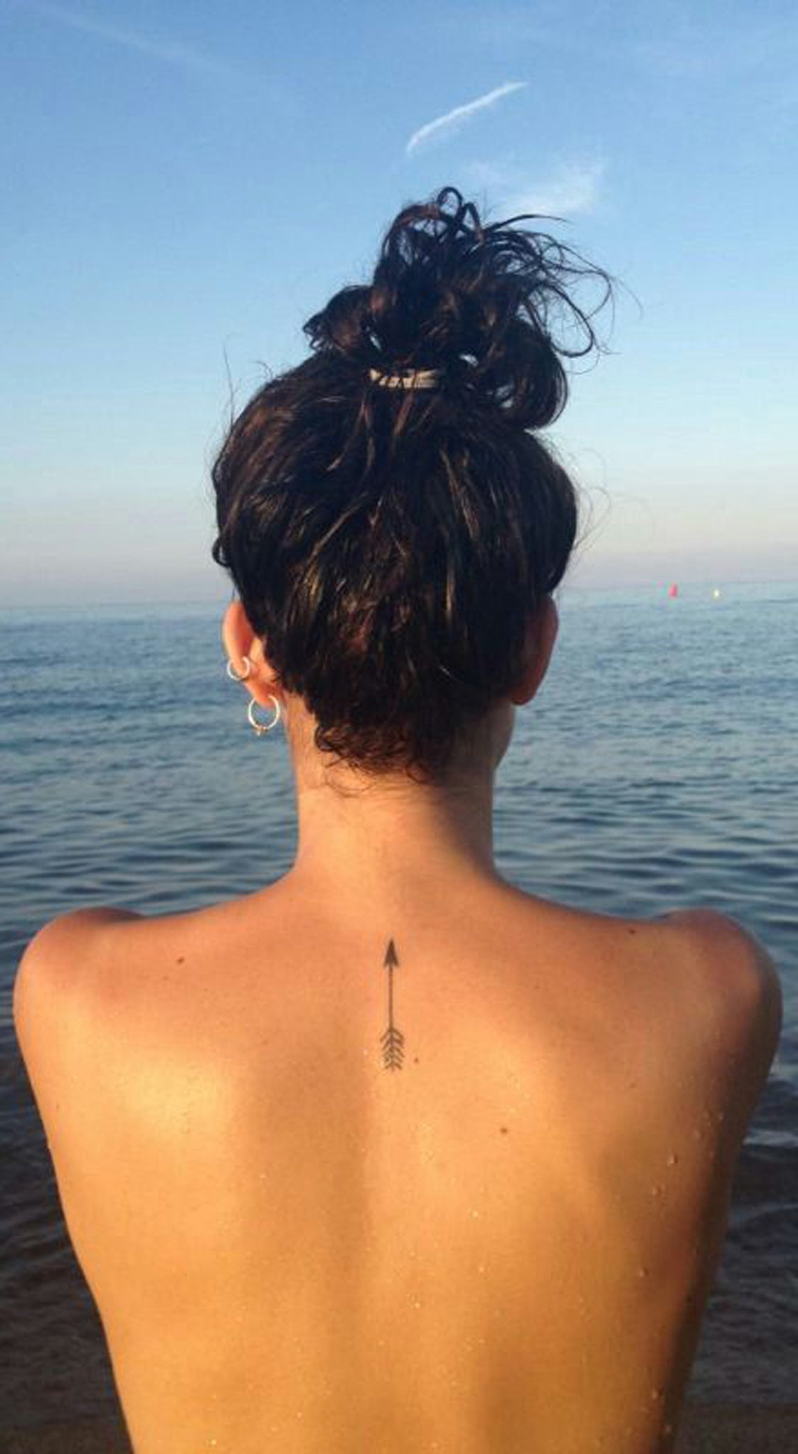 Small Minimal Spine Back Tattoo Ideas for Women - Simple Girl Teenage Tat -  pequeñas ideas de tatuaje de espalda para mujeres - www.MyBodiArt.com