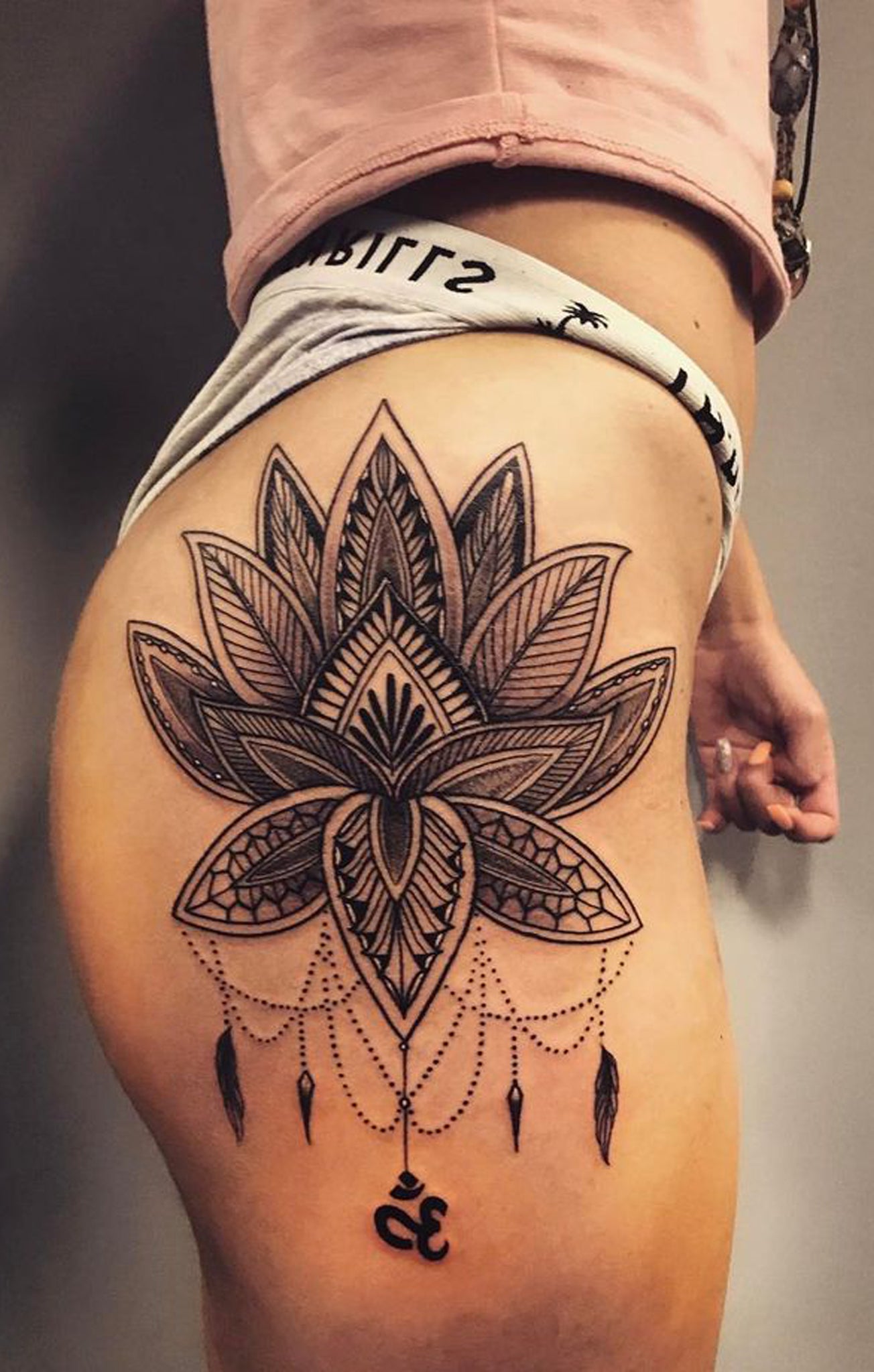 Lotus Chandelier Hip Tattoo Ideas for Women - Tribal Bohemian Flower Thigh Tat -  ideas de tatuaje de cadera de loto para las mujeres - www.MyBodiArt.com