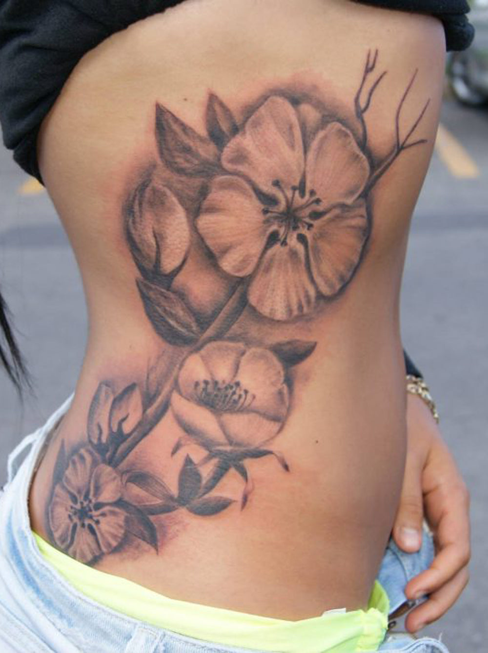 Realistic Hawaiian Flower Rib Womens Tattoo Ideas - Traditional Floral Flower Side Body Tatt -  Ideas realistas del tatuaje de la mujer de la costilla hawaiana de la flor - www.MyBodiArt.com