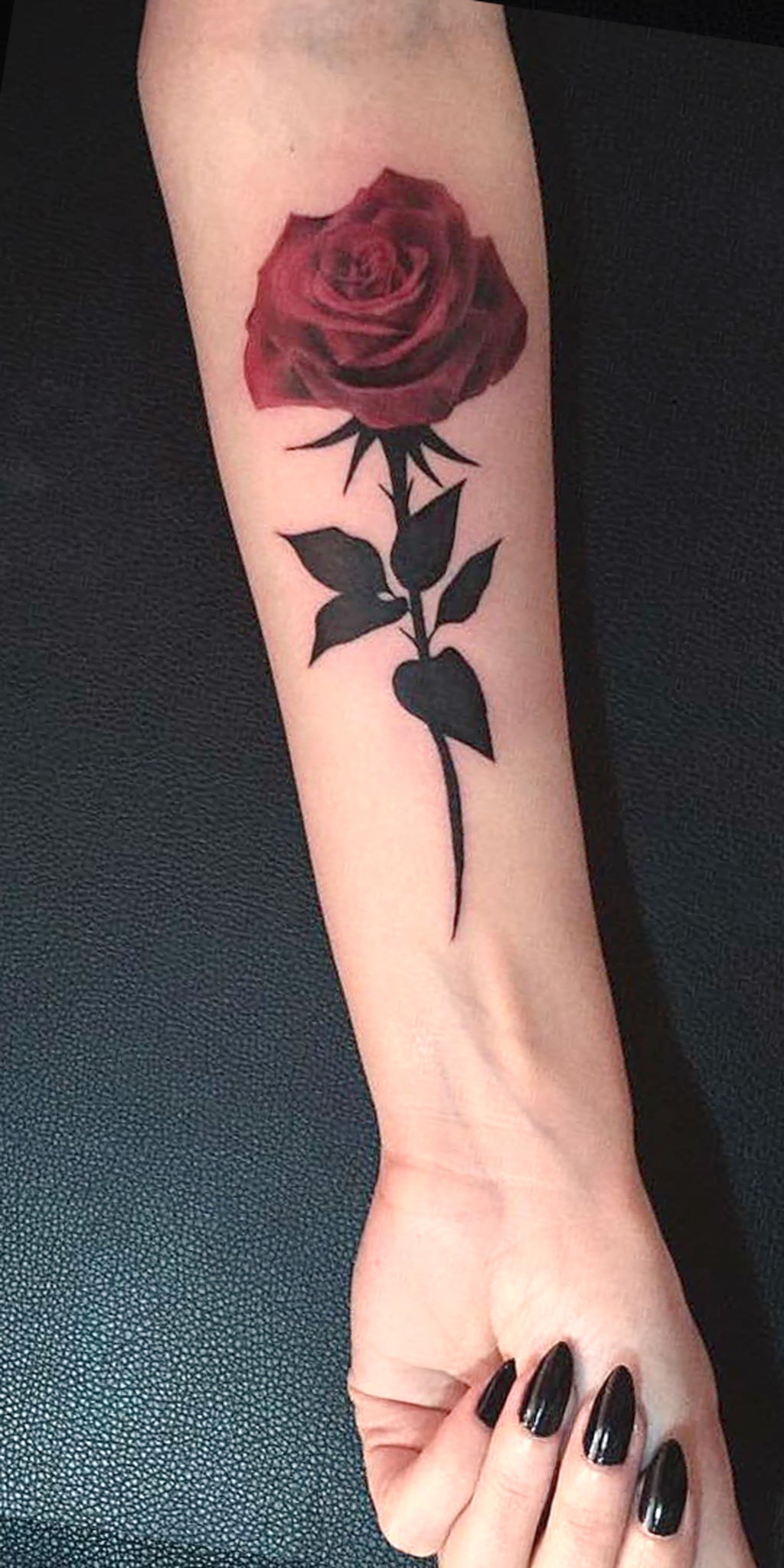 Single Red Rose Forearm Tattoo Ideas for Women - Flower Floral Wrist Arm Tat -  ideas únicas de tatuaje de antebrazo rosa -  www.MyBodiArt.com