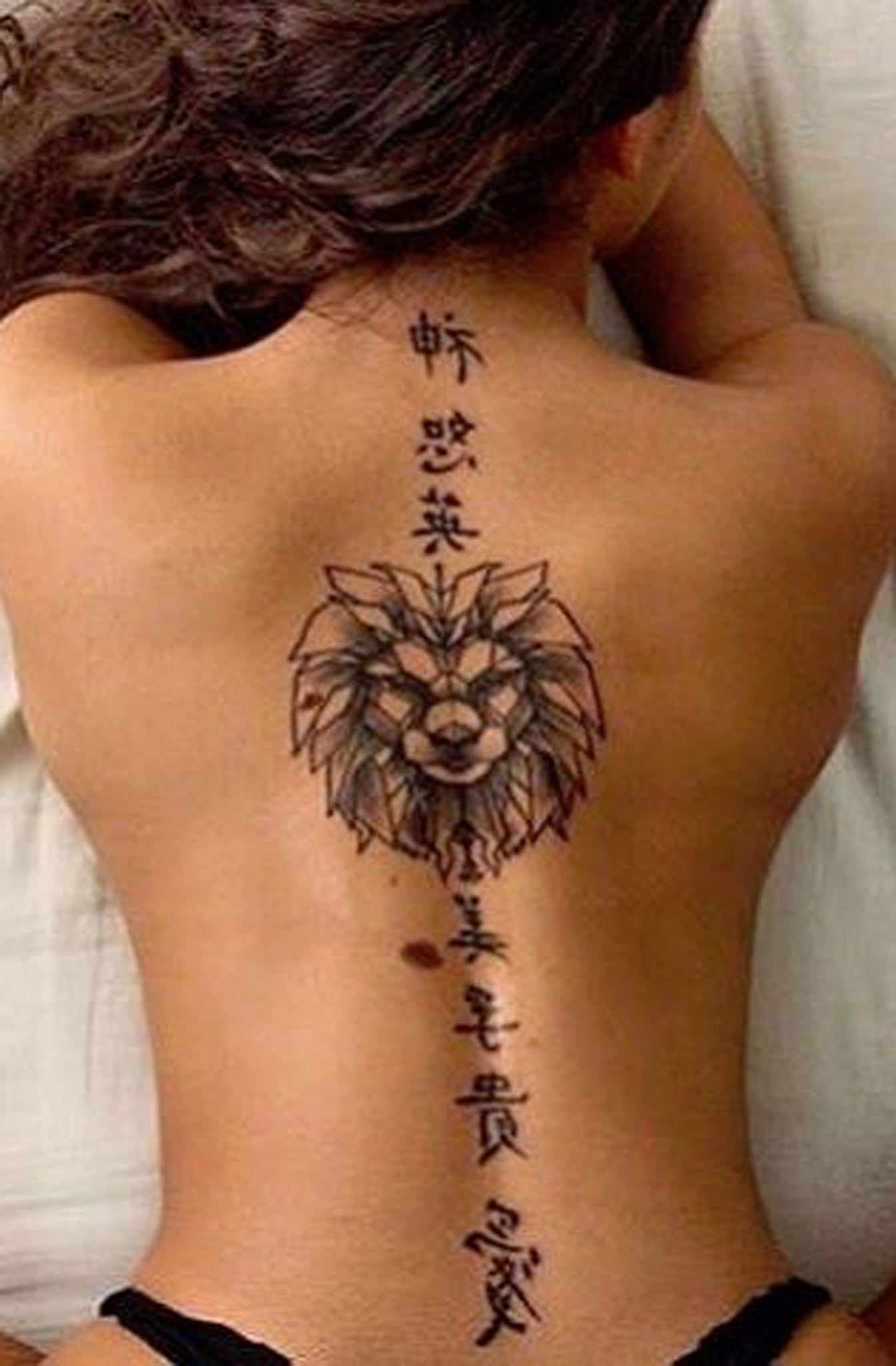 Chinese Japanese Kanji Characters Spine Tat - Geometric Lion Back Tattoo Ideas -  escribir ideas de tatuajes para mujeres - www.MyBodiArt.com