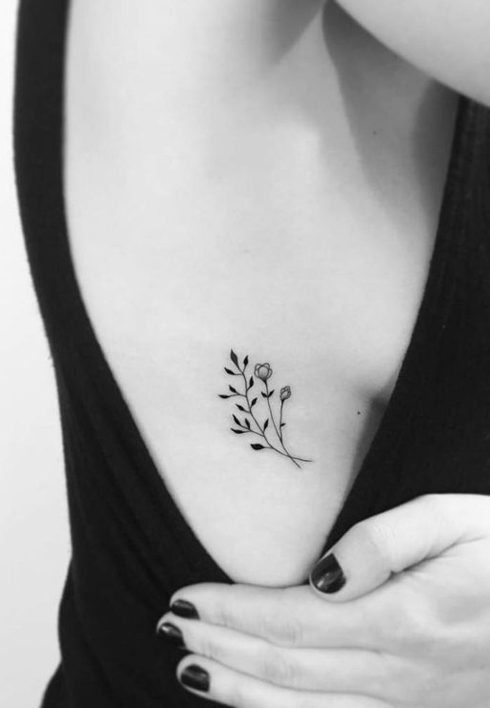 Simple Small Blooming Flower Leaves Rib Tattoo Ideas for Women - Side Body Rose Tat -   flor mínima pequeña flor deja las Ideas del tatuaje de la costilla para las mujeres - www.MyBodiArt.com