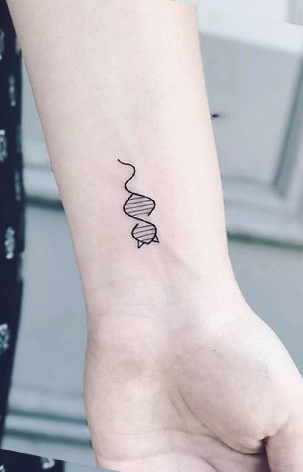 Small DNA Cat Silhouette Wrist Tattoo Ideas for Women -  ideas pequeñas del tatuaje de la muñeca del gato para las mujeres - www.MyBodiArt.com  