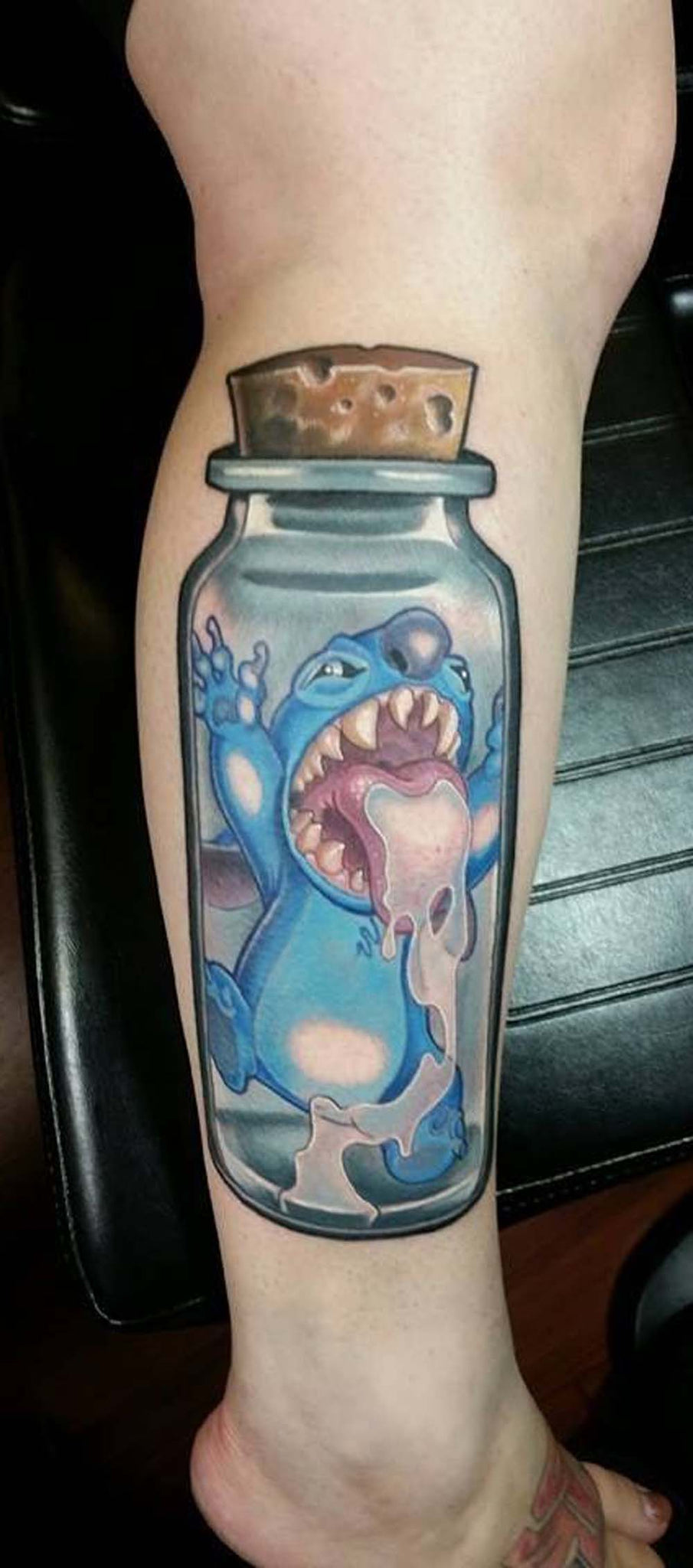 Lilo and Stitch Trapped Jar Leg Calf Tattoo Ideas for Women -  ideas únicas del tatuaje de la pierna para las mujeres - www.MyBodiArt.com 