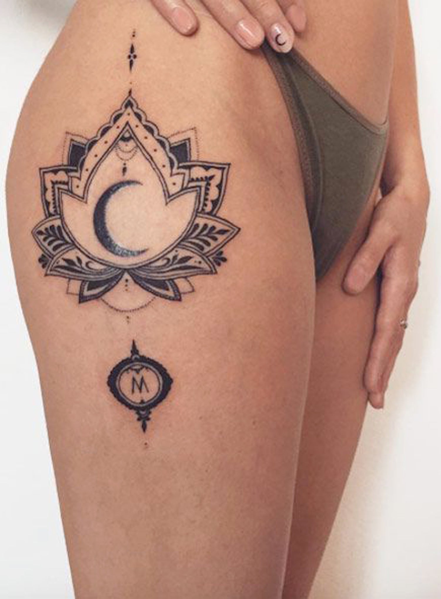 Tribal Lotus Thigh Tattoo Ideas for Women - Geometric Moon Hip Tat -  ideas del tatuaje del muslo de loto - www.MyBodiArt.com 